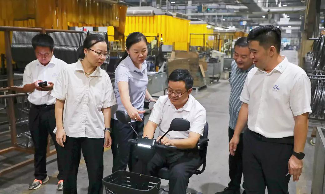 La delegación del gobierno de Pengze visitó INTCO Medical en Jiangsu para investigar el equipo de rehabilitación.