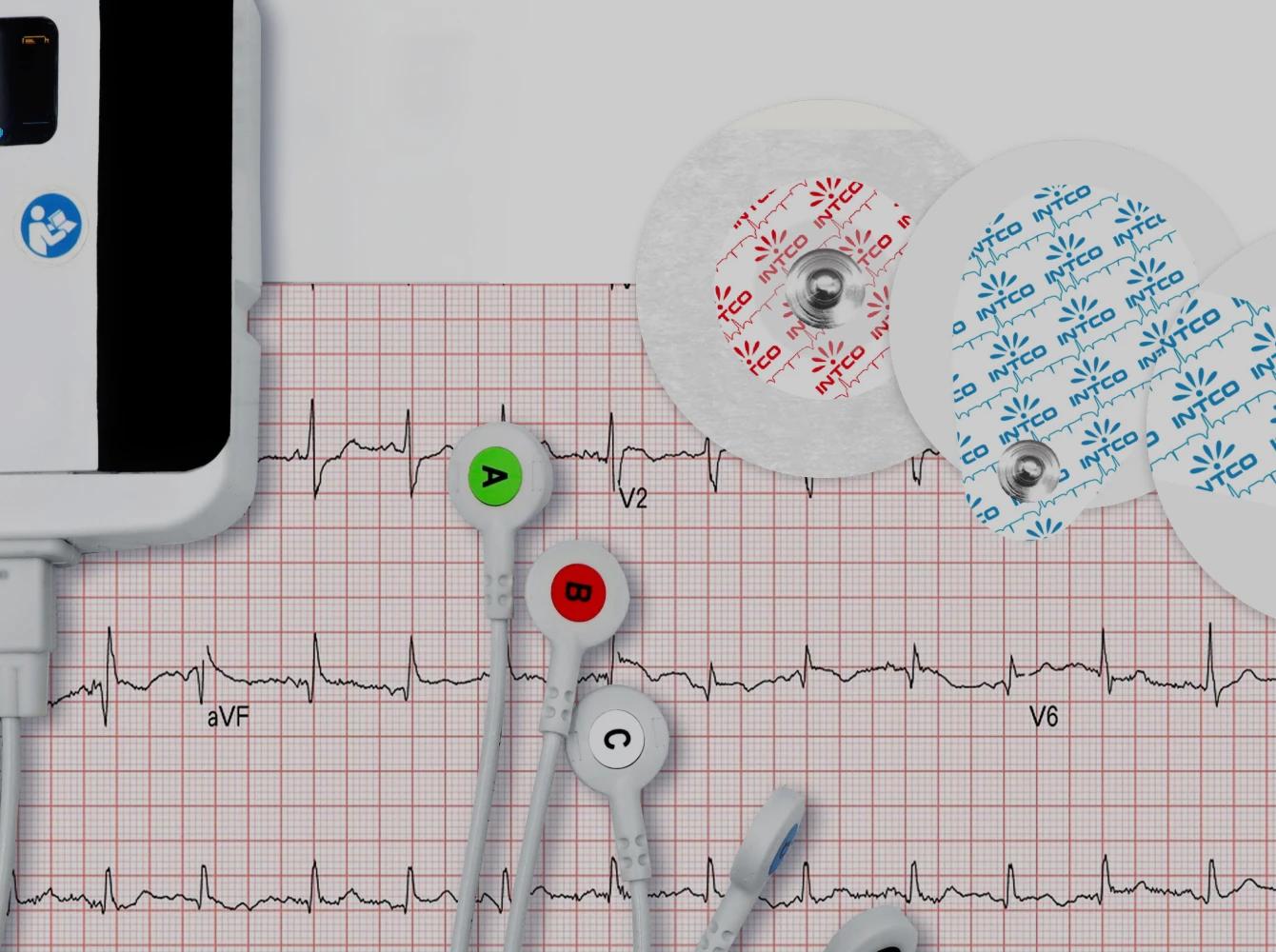 Impresión de ECG con electrodos de la marca INTCO y un dispositivo de monitoreo