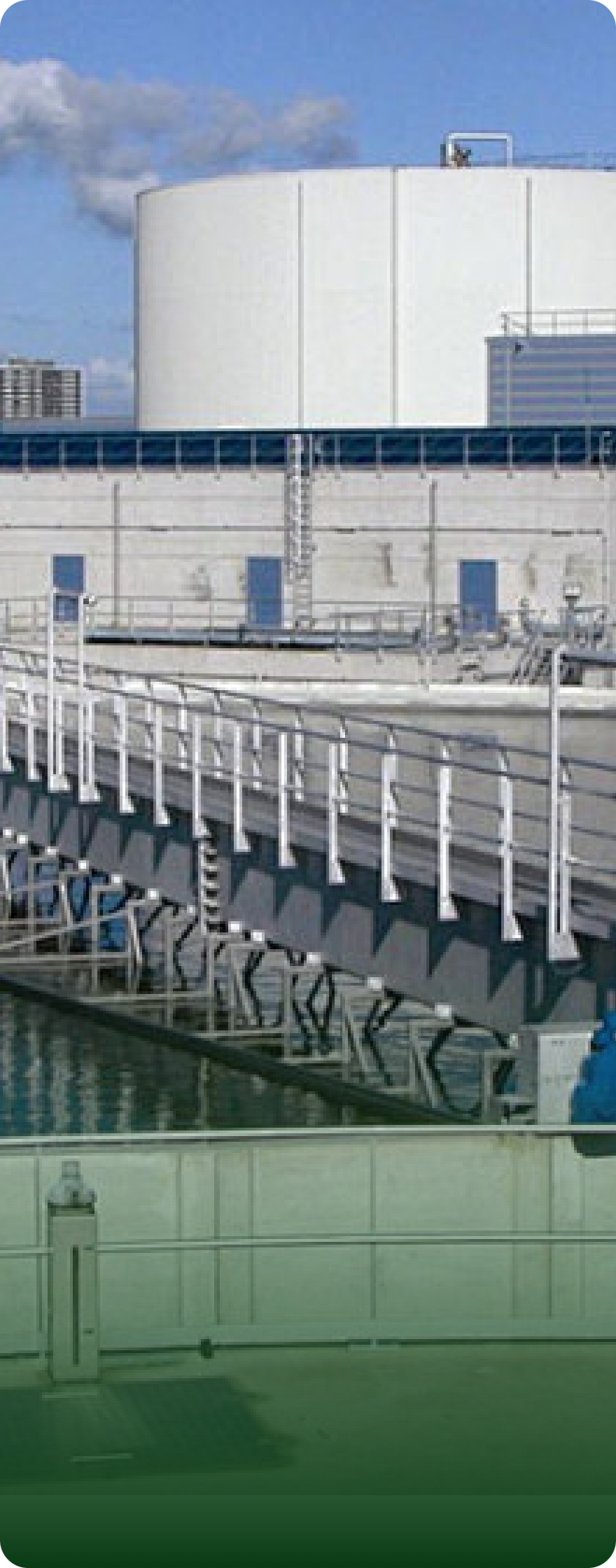 Wasseraufbereitungstanks und Rohrleitungen neben einer Fabrik