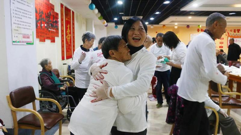 Eternal Embrace: INTCO Medical تمنح كبار السن الدفء في عيد Chongyang