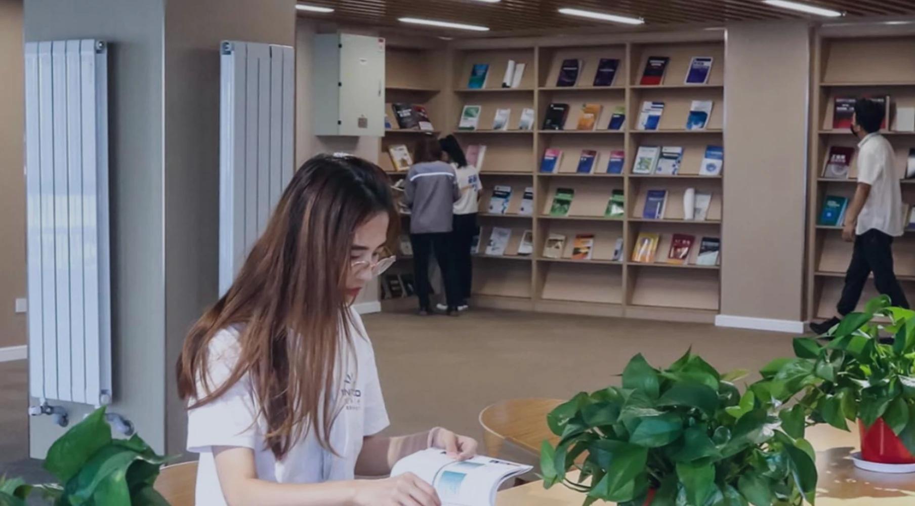 موظف يقرأ على طاولة في مكتبة الشركة