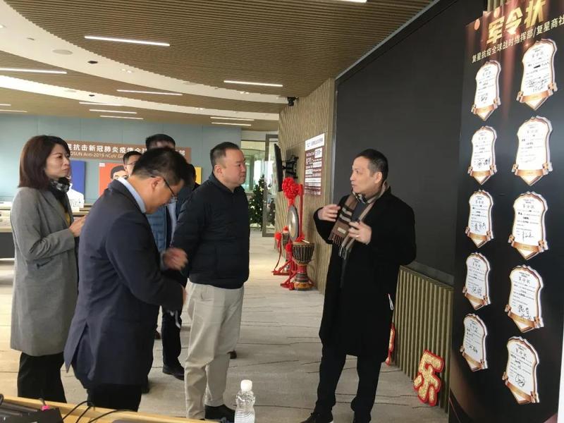 Frank Liu, presidente de INTCO Medical, dirige un equipo en una visita a Fosun Trade