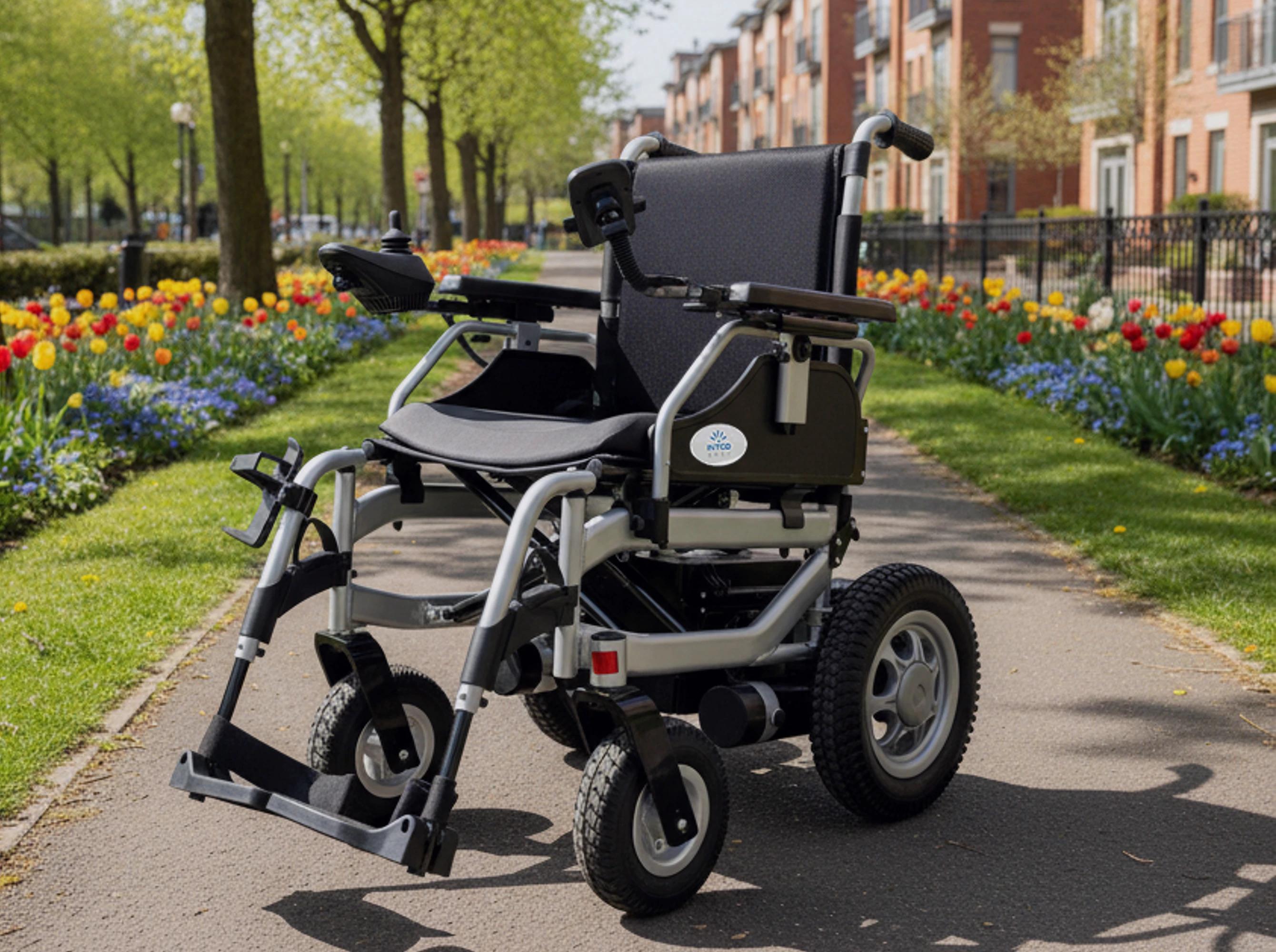 Silla de ruedas eléctrica en un sendero de jardín bordeado de tulipanes