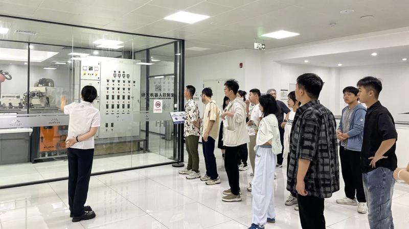 Studierende von Tsinghua und Peking University erleben INTCOs intelligente Fertigung am Open Day