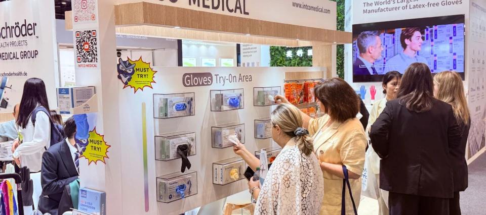 INTCO Medical تعرض قفازات النتريل الخالية من اللاتكس في دبي
