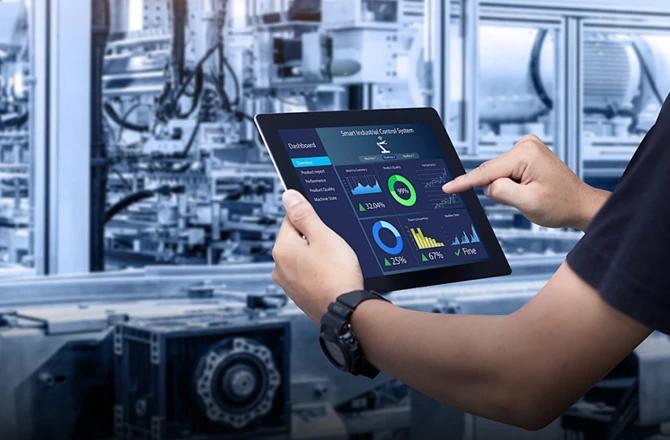 工場のダッシュボードを備えたタブレットを保持するオペレーター