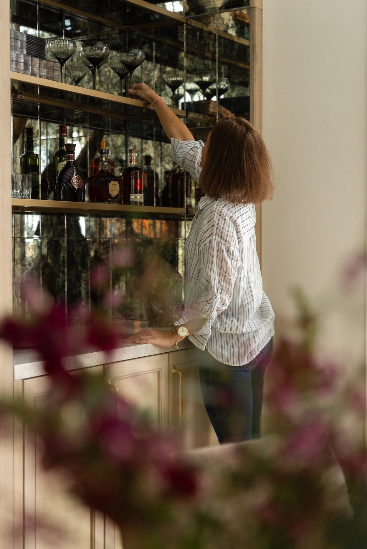 Dawn Reeves Design Luxury Interior Design Chicago Illinois Designer Styling Mirrored Bar Shelving