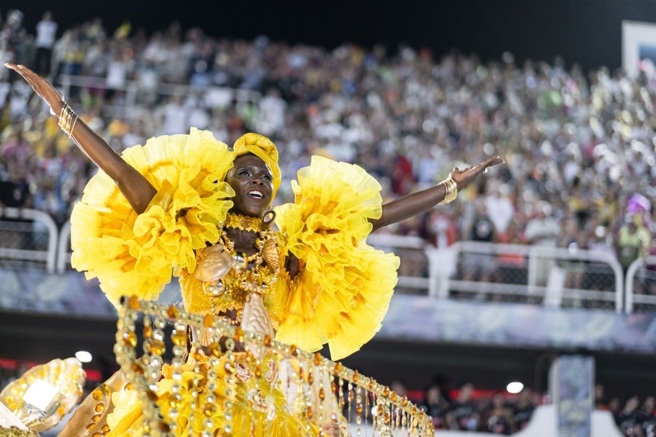 Ganhadeira Verônica com fantasia "Mãe Lavadeira" em que a cor amarela faz referência a Oxum, rainha das águas doces.