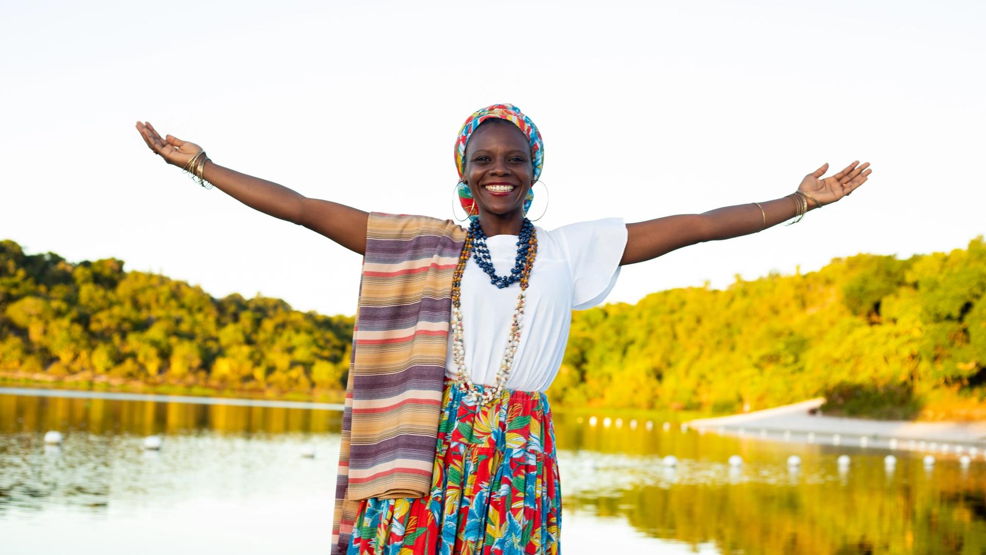 Ganhadeira Verônica de costas para a câmera contempla a Lagoa do Abaeté