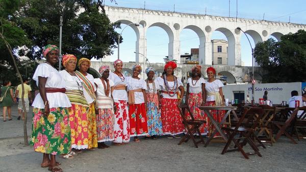 Ganhadeiras de Itapuã posicionadas uma ao lado da outra com os Arcos da Lapa, Rio de Janeiro, ao fundo