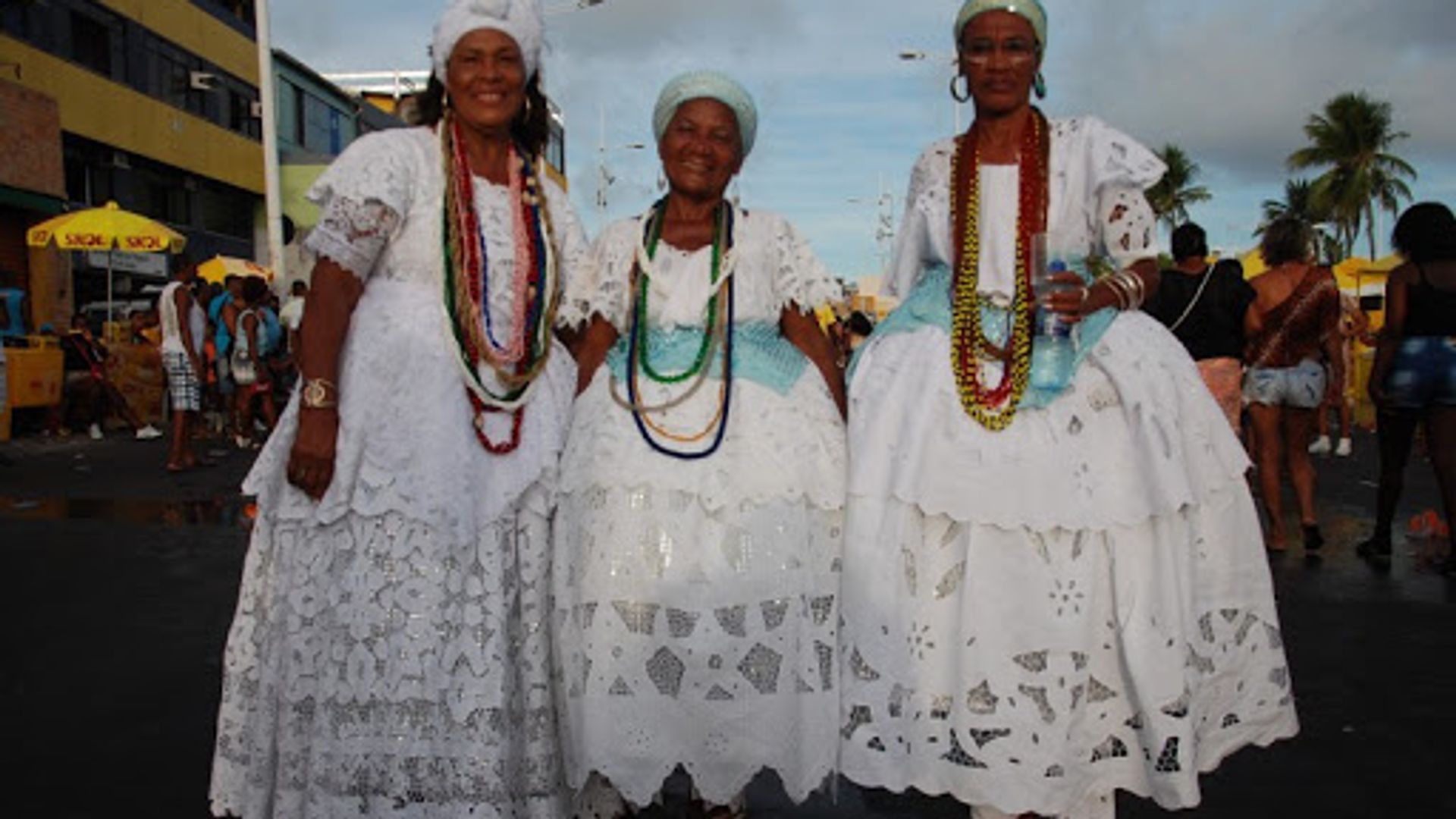 Ganhadeira Teresa (esquerda) na Lavagem de Itapuã. Foto: Vagner Souza