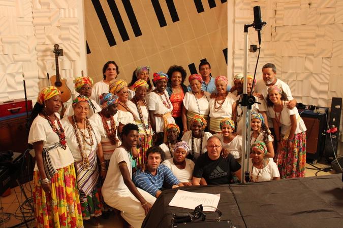 Ganhadeiras de Itapuã com a cantora Margareth Menezes no estúdio da Coaxo de Sapo. Foto: Tiago Arantes