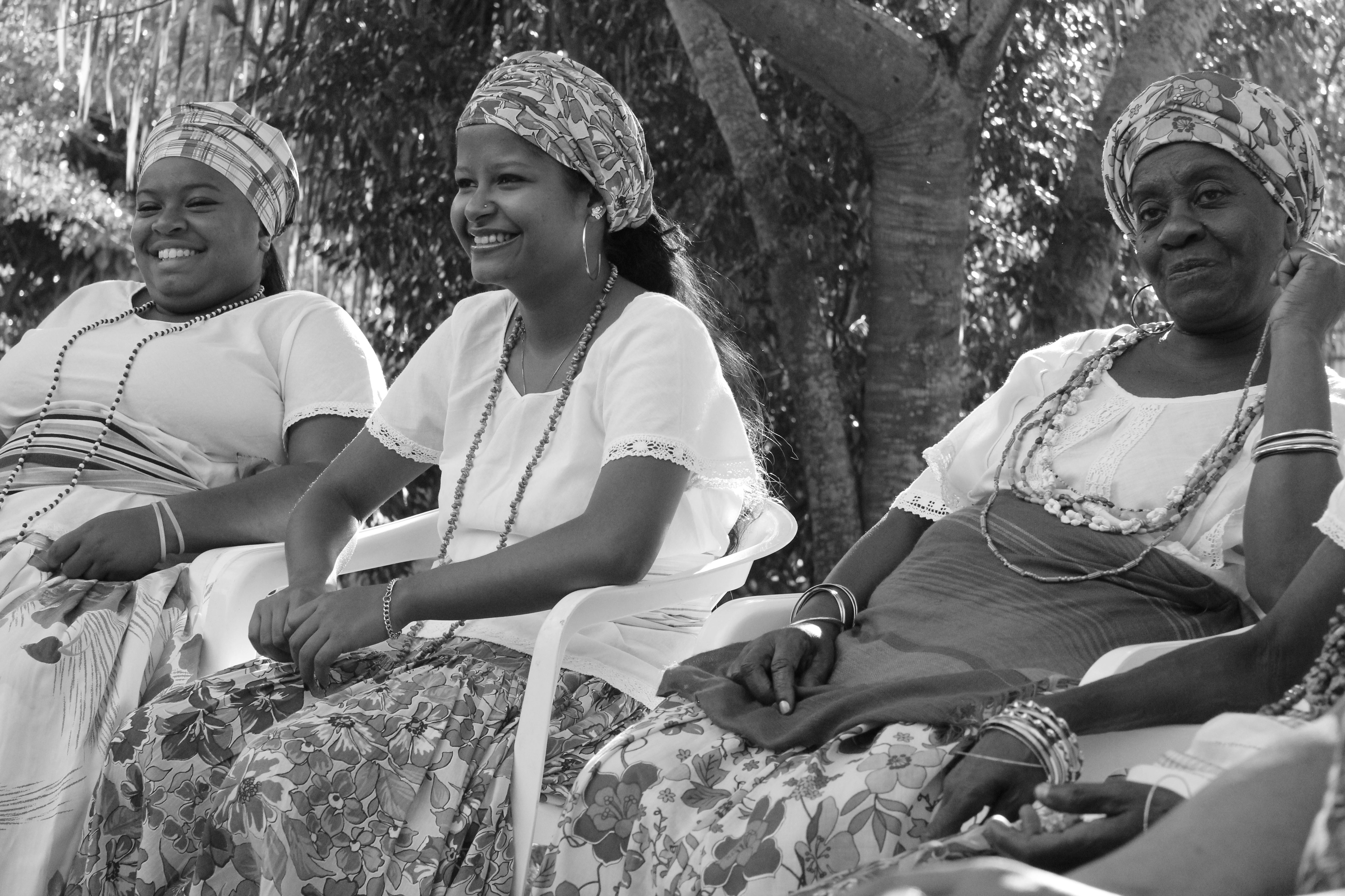 Grupo das Ganhadeiras de Itapuã reunido no estúdio Coaxo de Sapo