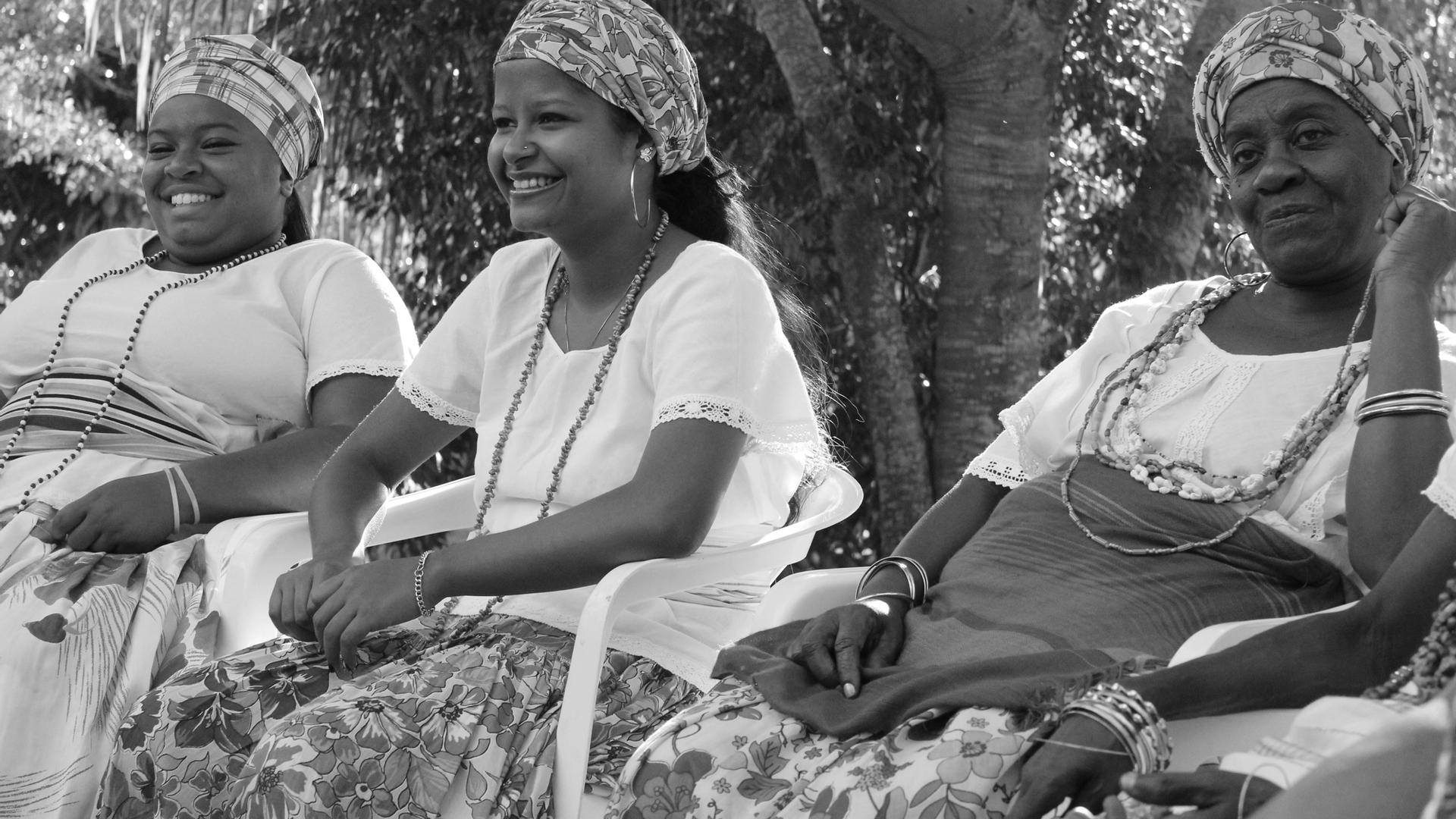 Grupo das Ganhadeiras de Itapuã reunido no estúdio Coaxo de Sapo