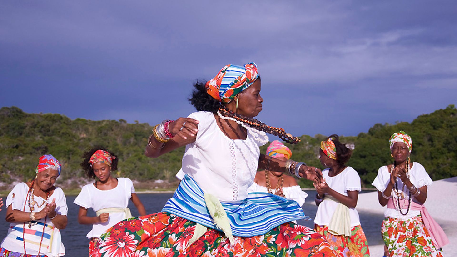Ganhadeiras dançando à beira da Lagoa do Abaeté