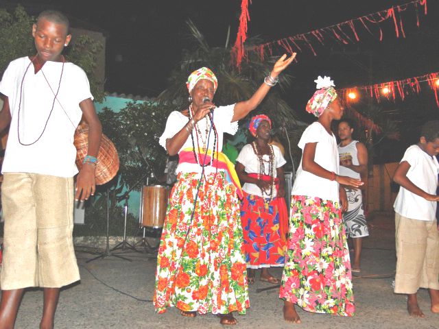 Primeiras apresentações em Itapuã. Foto: Acervo da Associação Cultural As Ganhadeiras de Itapuã
