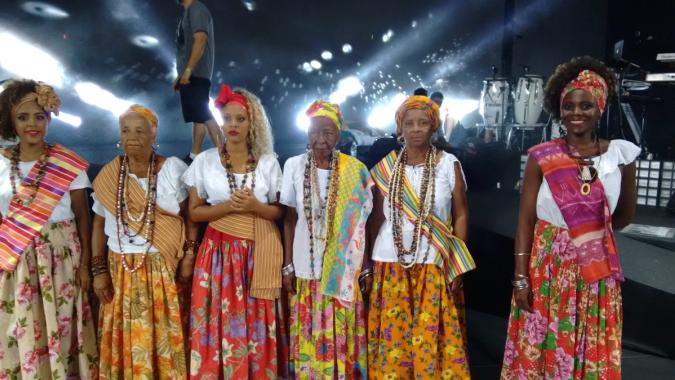 Ganhadeiras de Itapuã no palco do show de gravação do DVD de 15 anos do Psirico. Foto: Acervo da Associação Cultural Ganhadeiras de Itapuã