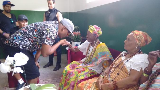 Vocalista Márcio Vítor com Dona Nicinha. Foto: Acervo da Associação Cultural Ganhadeiras de Itapuã