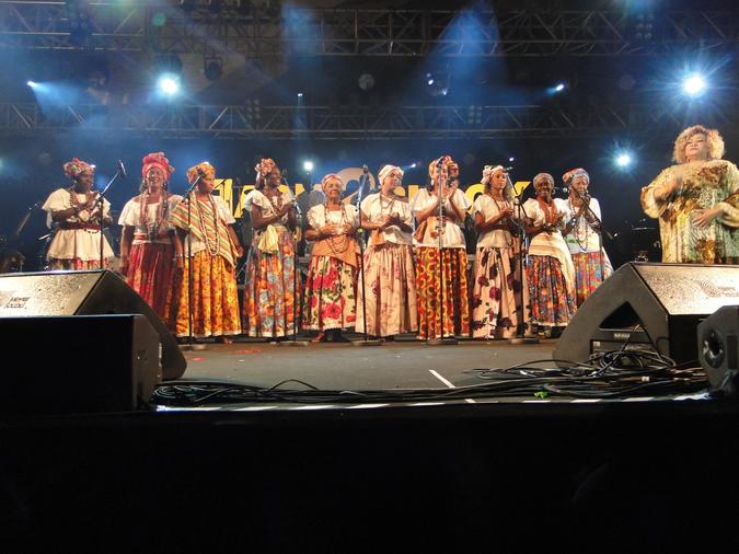 Ganhadeiras de Itapuã com a cantora Alcione. Foto: Salviano Filho