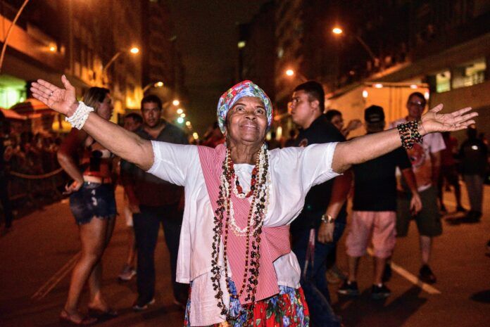 Maria de Xindó comemorando a homenagem pela escola de samba. Foto: Carlos Papacena