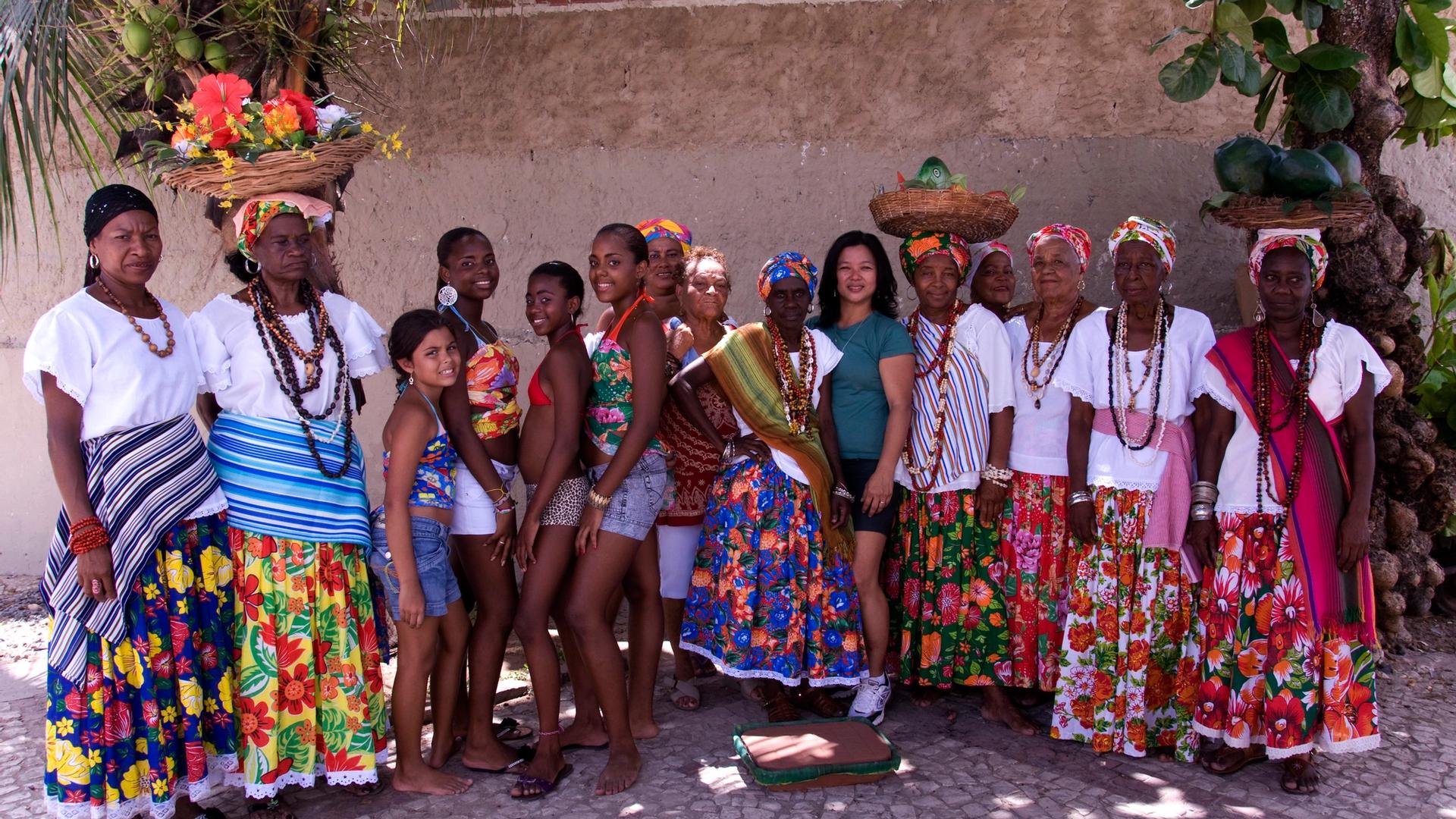 Ganhadeiras com a pesquisadora Harue Tanaka ao centro.