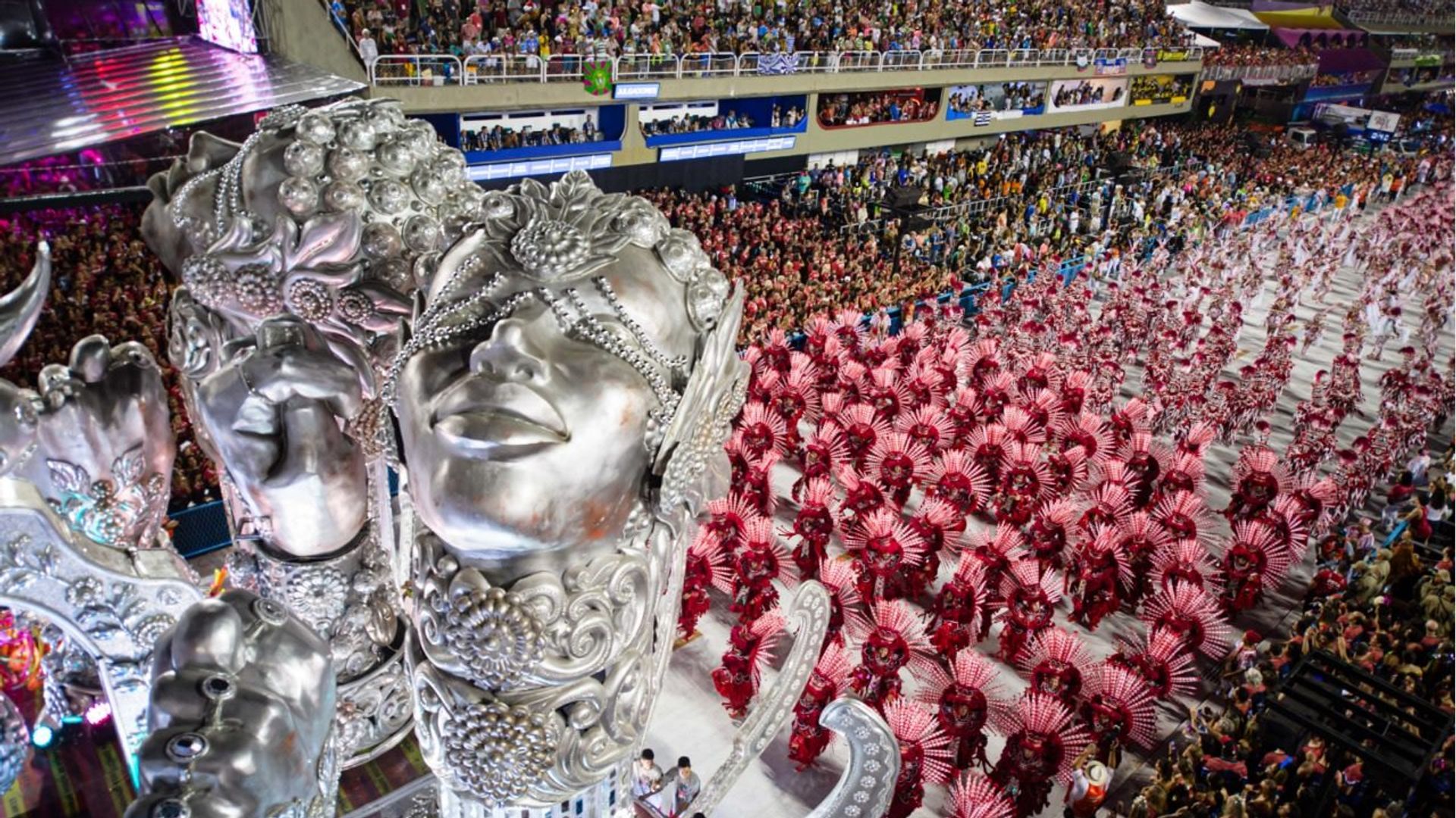 Detalhe do carro alegórico "Joias de crioula: a arte metal e o ganho da sorte", uma referência às joias utilizadas pelas antigas ganhadeiras.