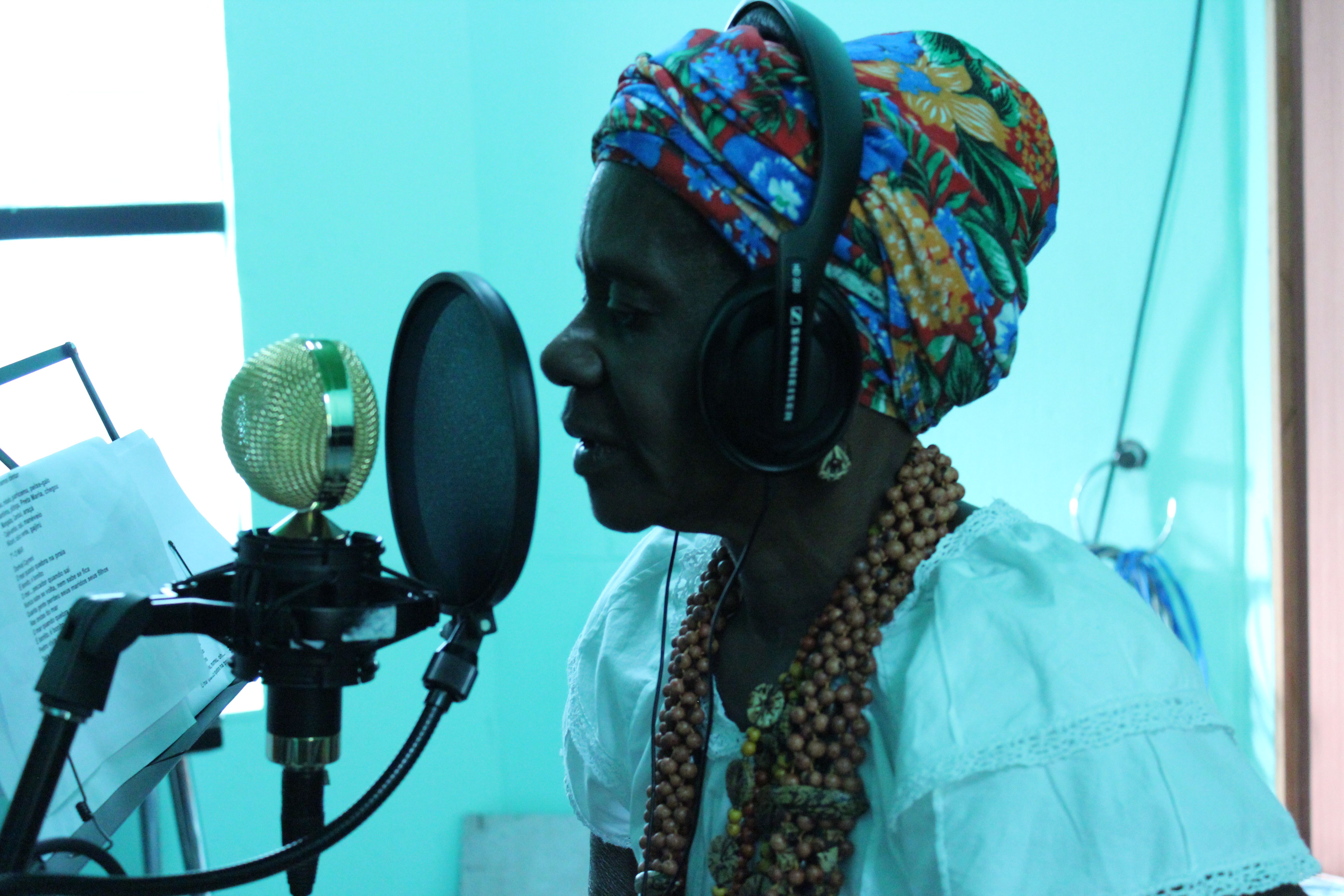 Grupo das Ganhadeiras de Itapuã reunido no estúdio Coaxo de Sapo