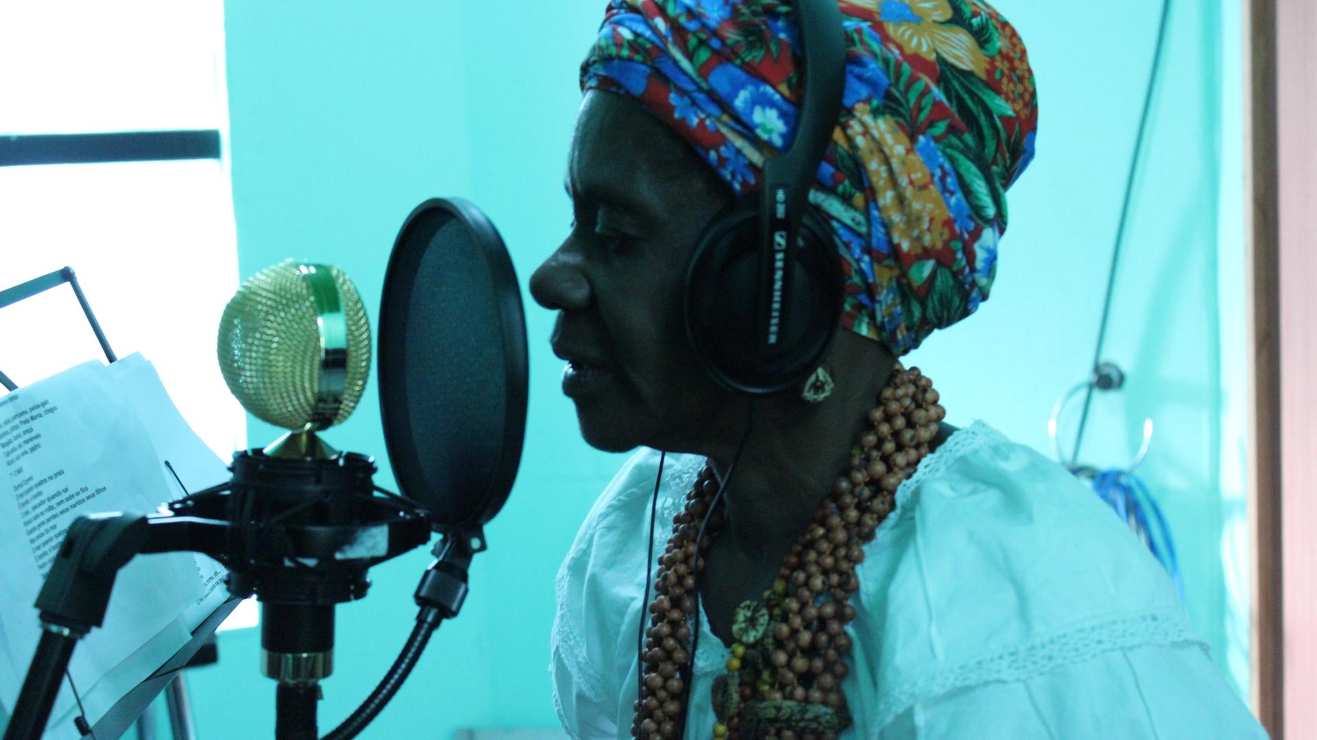 Grupo das Ganhadeiras de Itapuã reunido no estúdio Coaxo de Sapo