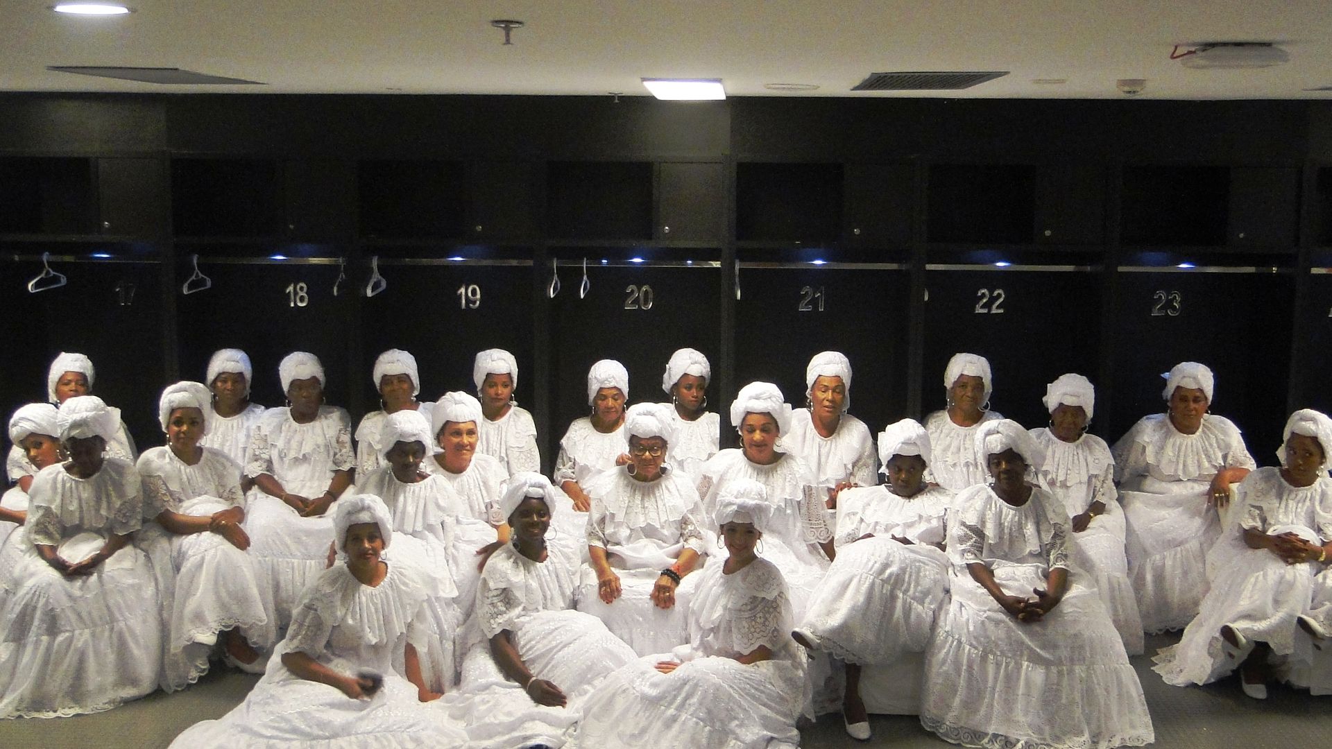 Ganhadeiras de Itapuã com vestidos e torsos brancos nas Olímpiadas do Rio de Janeiro.