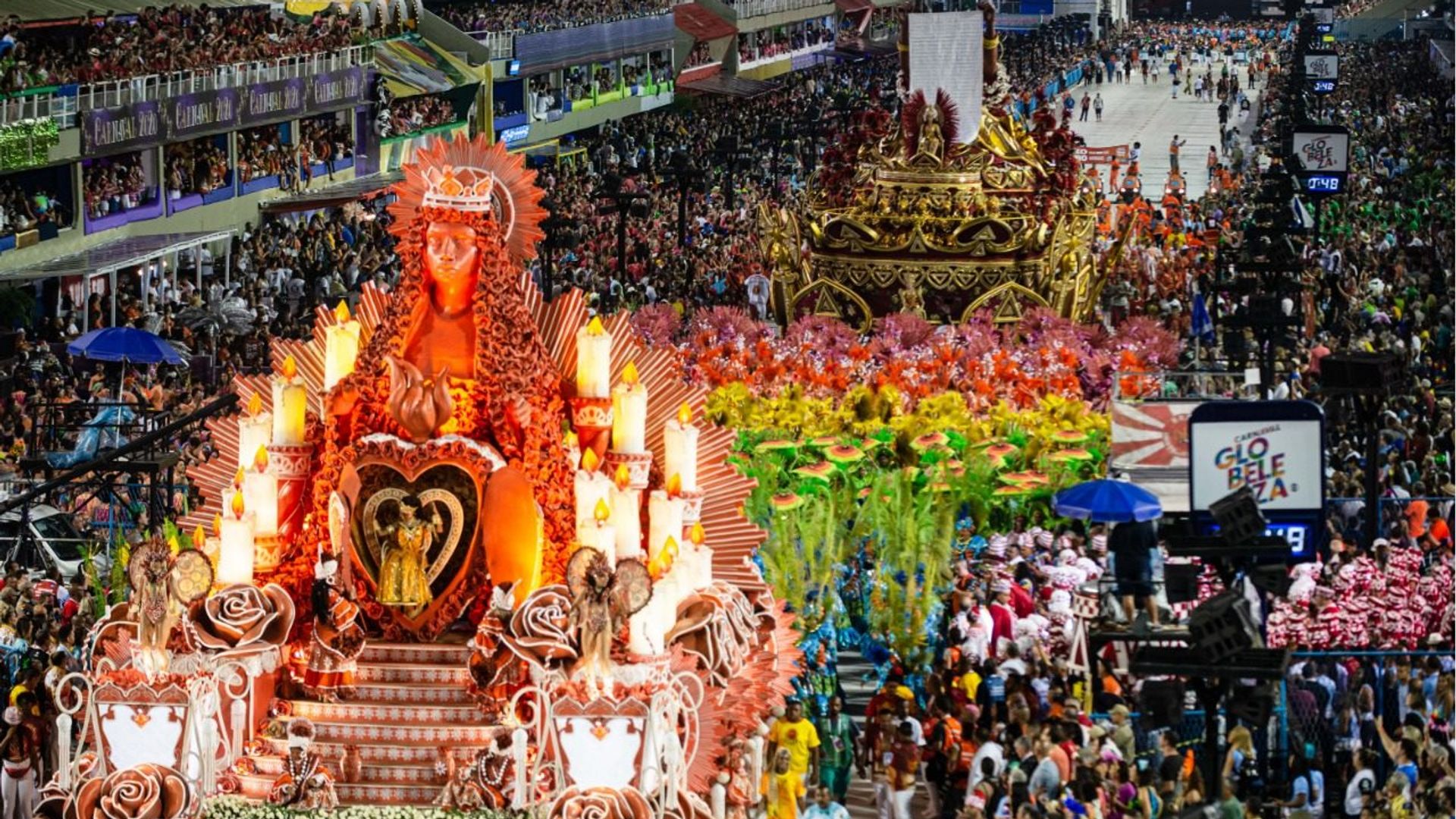 Carro alegórico traz escultura de Nossa Senhora da Conceição com estética inspirada no artesanato de barro.