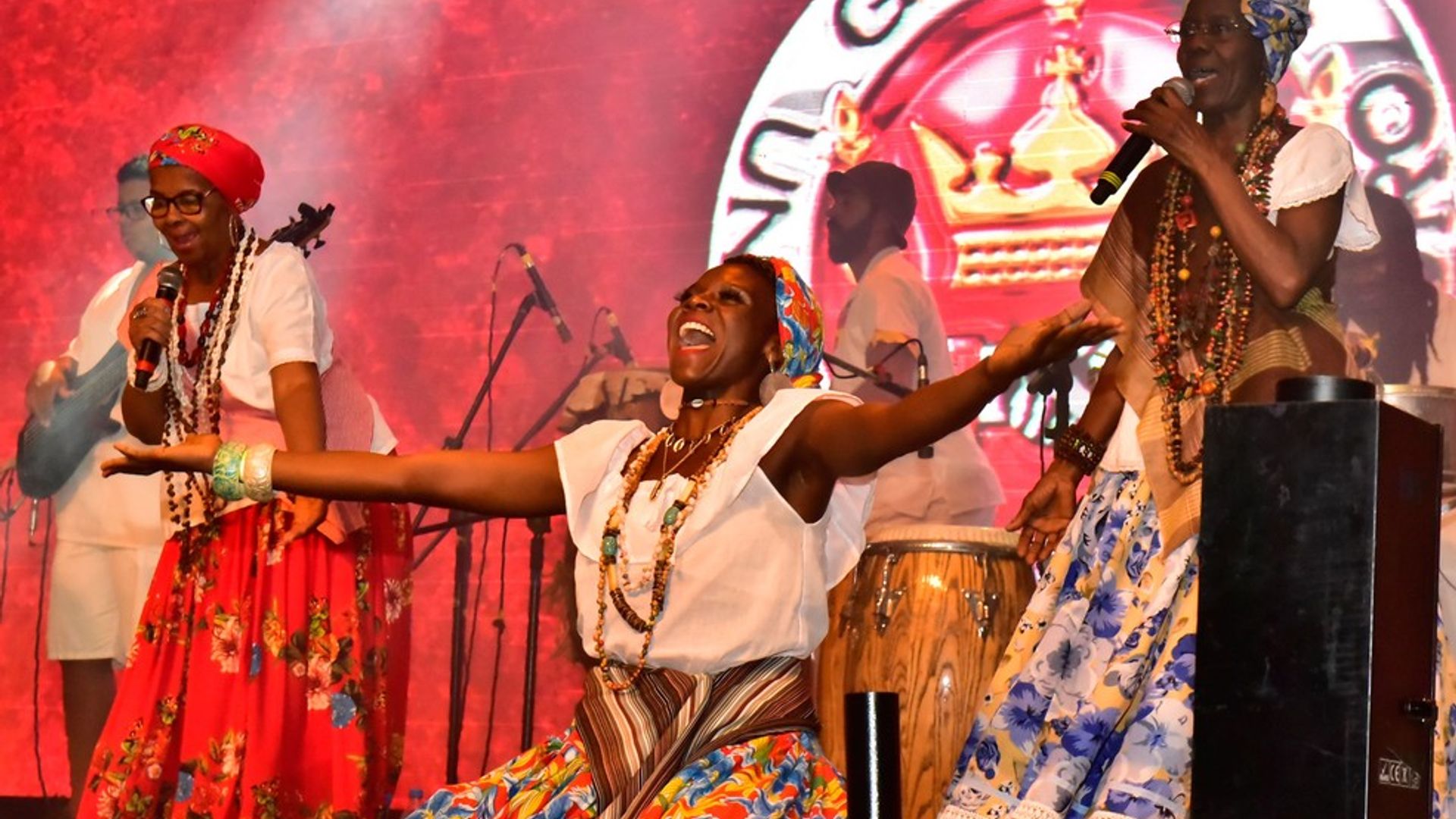 Verônica durante apresentação das Ganhadeiras para a escola. Foto: Carlos Papacena
