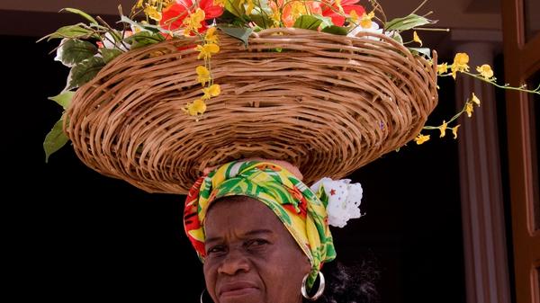 Ganhadeira Jaci com arranjo de flores sobre a cabeça. Foto: Adenor Gondim