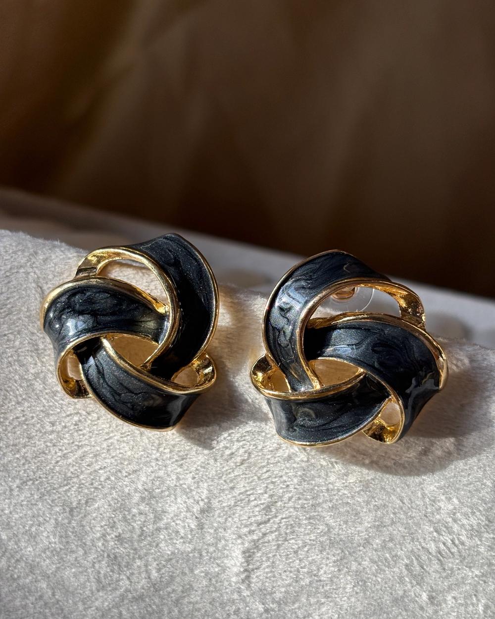 Twist & Slay Studs - black