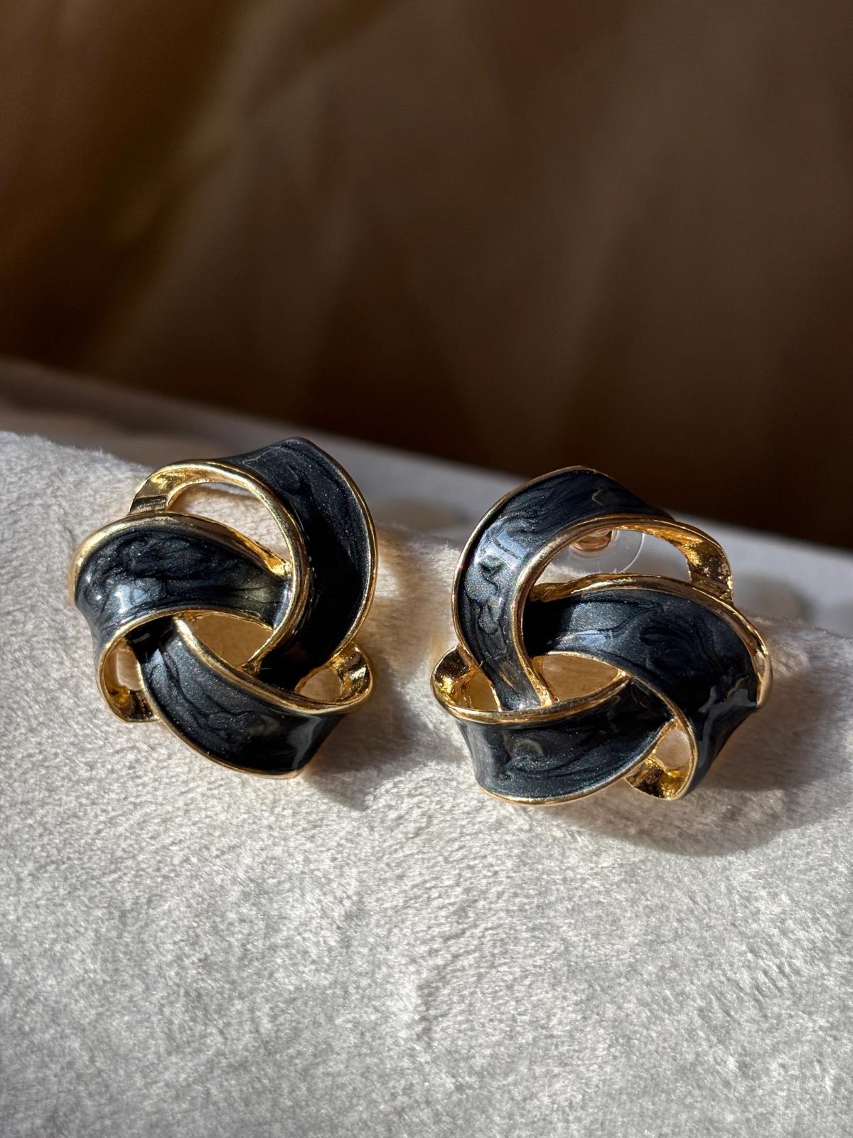Twist & Slay Studs - black