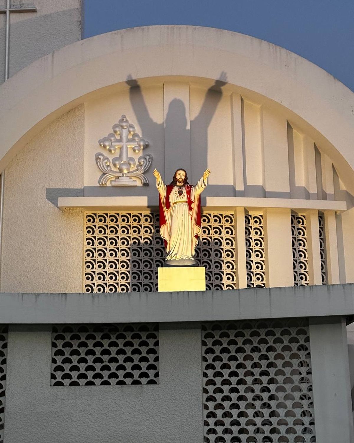 Jesus statue on a church facade with Nasrani cross