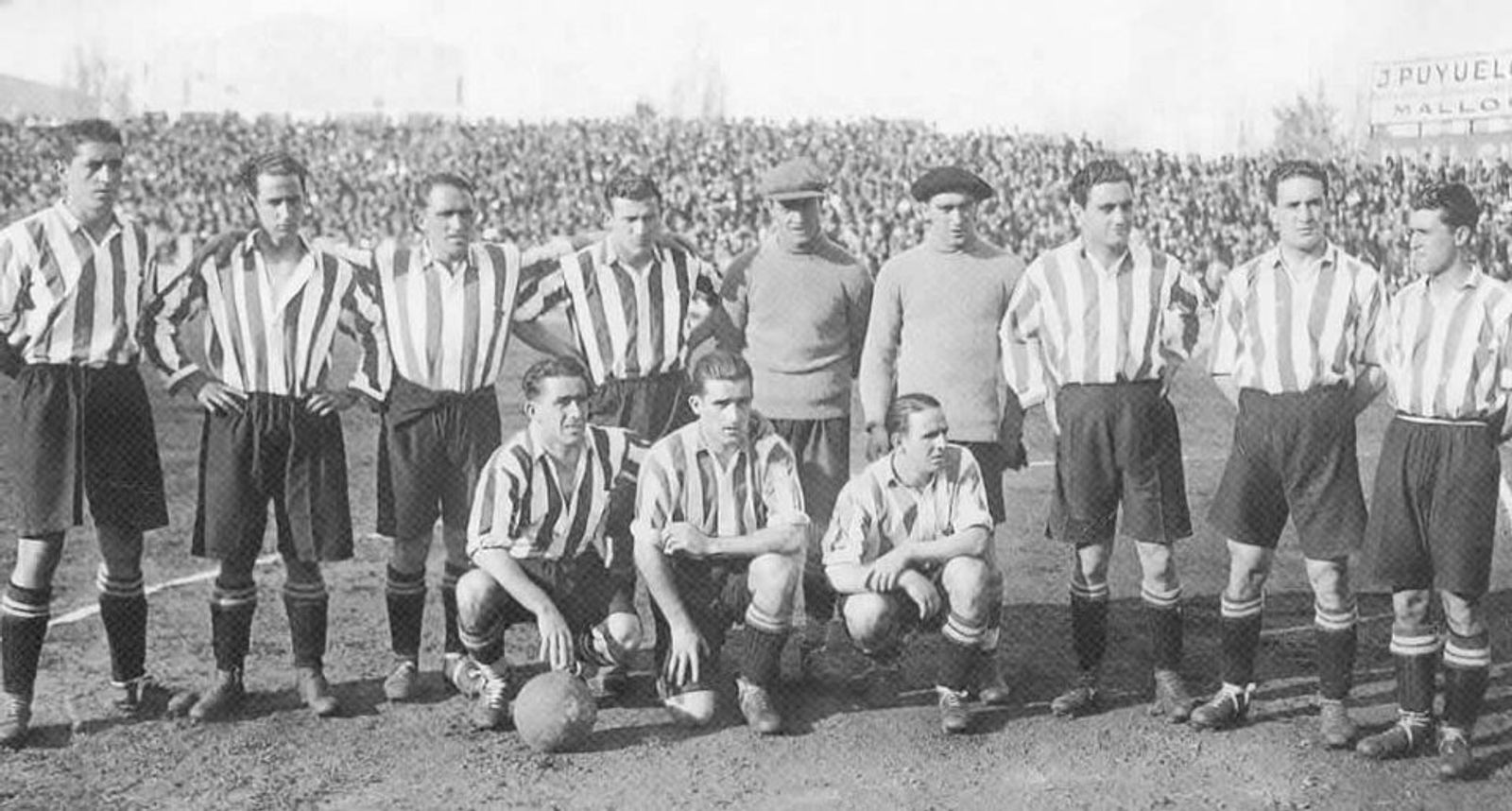 Athletic Club de Bilbao, 1930-31 Spanish League Champions. Line up: Muguerza, Chirri II, Urquizu, Lafuente, Blasco, Ispizúa, Uribe, Unamuno, Castellanos, Bata, R. Echevarría & Gorostiza