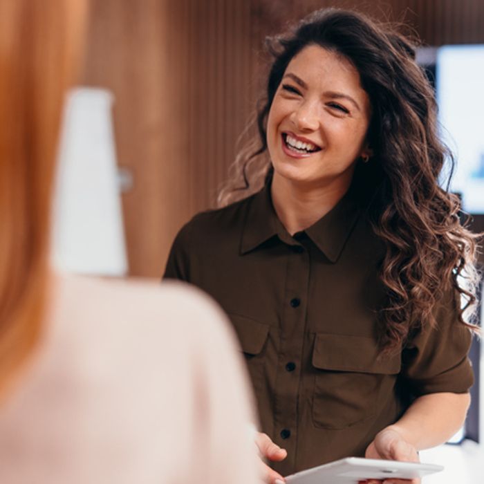 Emakumea tableta irakurtzen