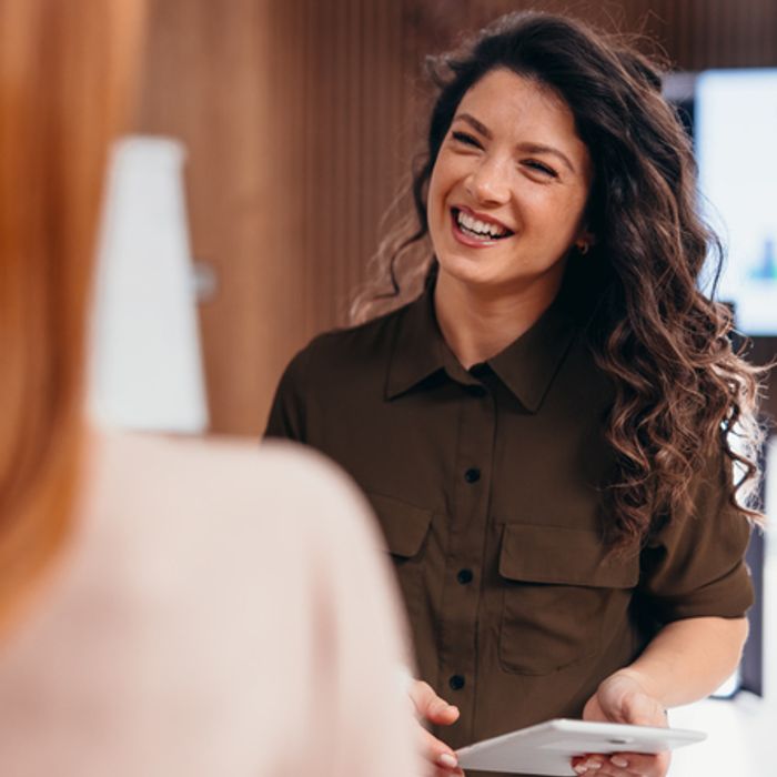Mujer leyendo tablet