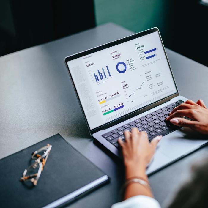 Emakumea tableta irakurtzen