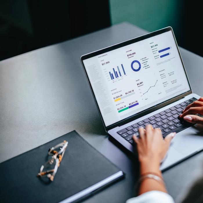 Mujer leyendo tablet