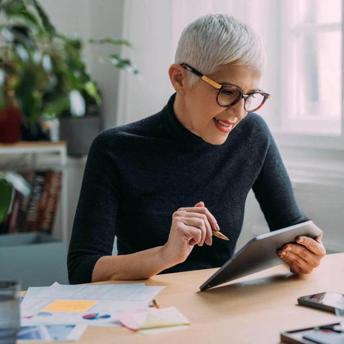 Emakumea tableta irakurtzen