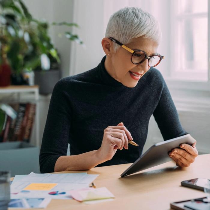 Mujer leyendo tablet