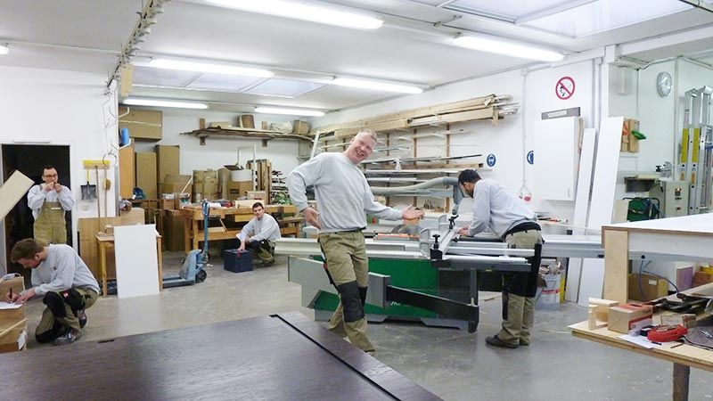 Auszubildende bei der Arbeit in der Tischlerei