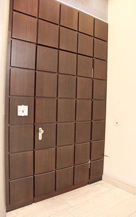 Aufgearbeitetes Fenster am Rathaus Schöneberg