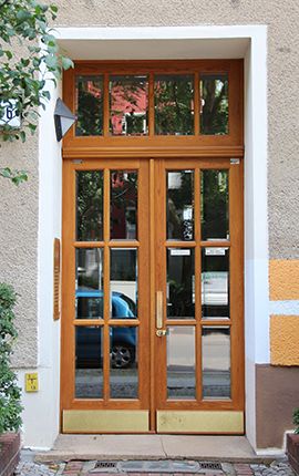 Neu gefertigte Hauseingangstür