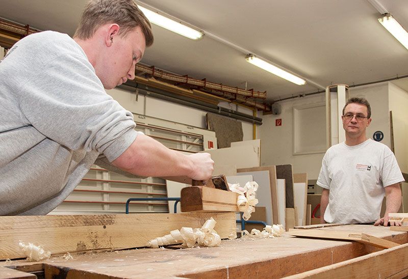 Auszubildende beim Zusammenbau eines Werkstücks