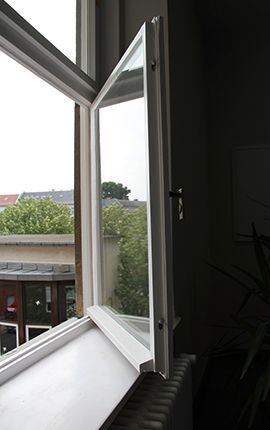 Aufgearbeitetes Kastenfenster am Rathaus Tiergarten
