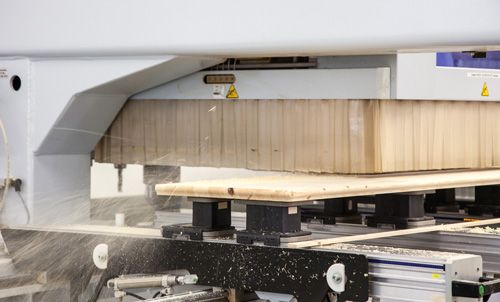 CNC-Bearbeitung eines Holzbauteils