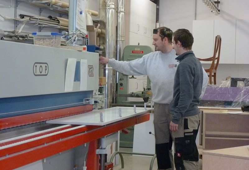 Auszubildende bei der Werkstattarbeit