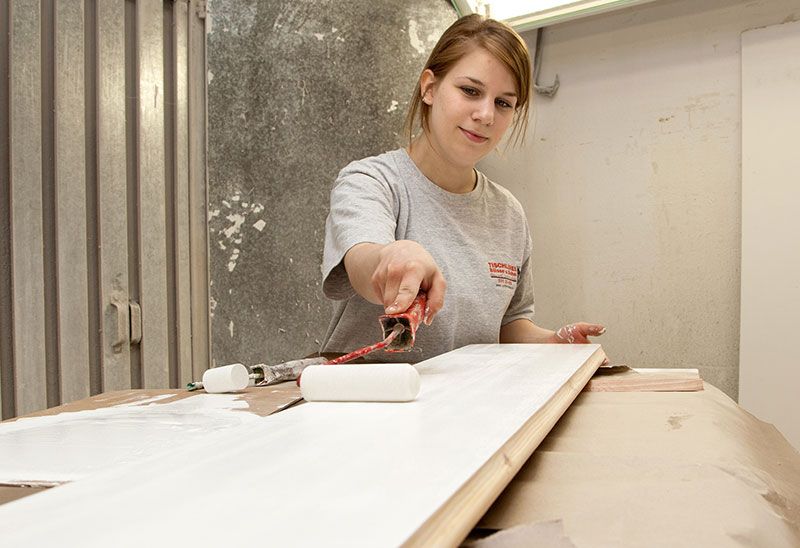 Auszubildende beim Erlernen des Tischlerhandwerks
